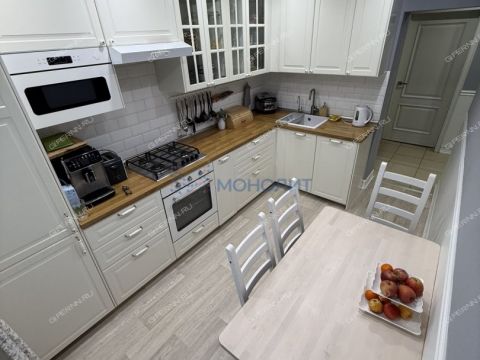 4-komnatnaya-ul-strokina-d-18 фото