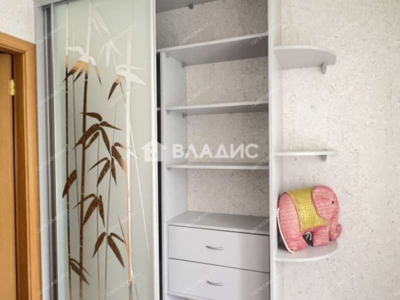 трёхкомнатная квартира на улице Челюскинцев дом 23