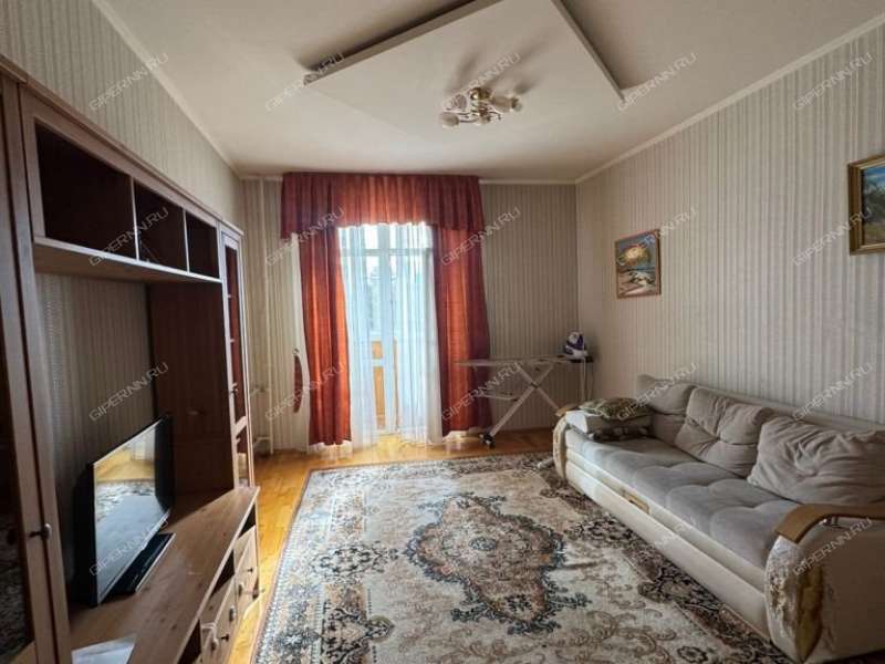 трёхкомнатная квартира на проспекте Кирова дом 6